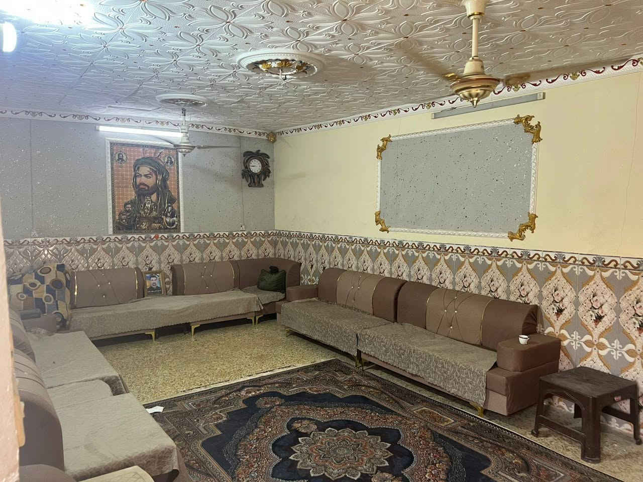 السلام عليكم دار للبيع في حي الحسين قرب المولده بشارع الوسطاني الاتصال على رقم ***********
