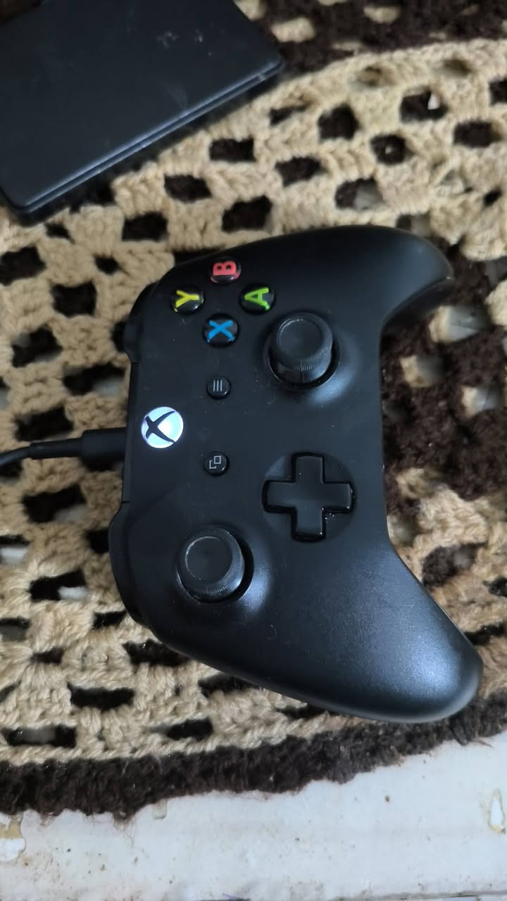 اكسبوكس ون فات كامل ملحقات الذاكرة 500 مع اشتراك game pass شهر كامل وجويستك اصليه السعر تواصل على هذا الرقم***********
