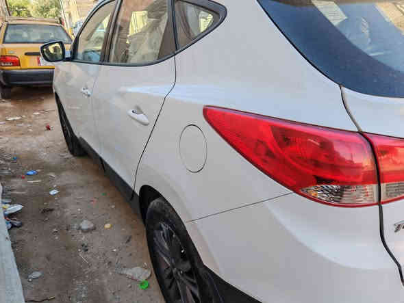 السلام عليكم ورحمة الله
توسان 2015 خليجي بيها صبغ نصف باب خلفي  والداير جوه قبق البانزين الباقي مكفول مكينه وكير كفاله
سعر 145 باسمي تحويل مباشر
مكان السياره بغداد جميله الثانيه
للاستفسار *********** .
