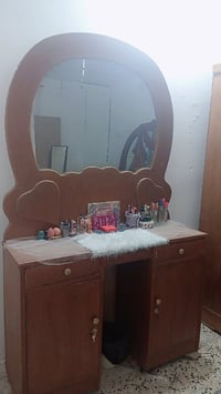 ميز مرايه • نضافه • بي مجال بسيط