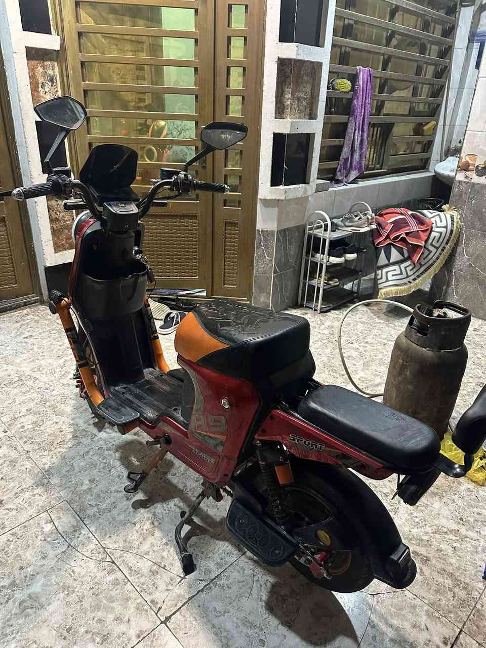 سلام عليكم دراجه شحنR9 دراجه مابيه أي نقوصات. بيه خمس بطاريات بريكات خلفي امامي شغالات ستاند صفح وسلته موجوده ولايتات شغالات هم وبيه سويجات ثنين وبصمتين وبطاقتين ودراجه مصارله 4اشهر عندي. 
السعر 475وبيه مجال للطيبين 
العنوان بغداد الشعب رقمي***********.
