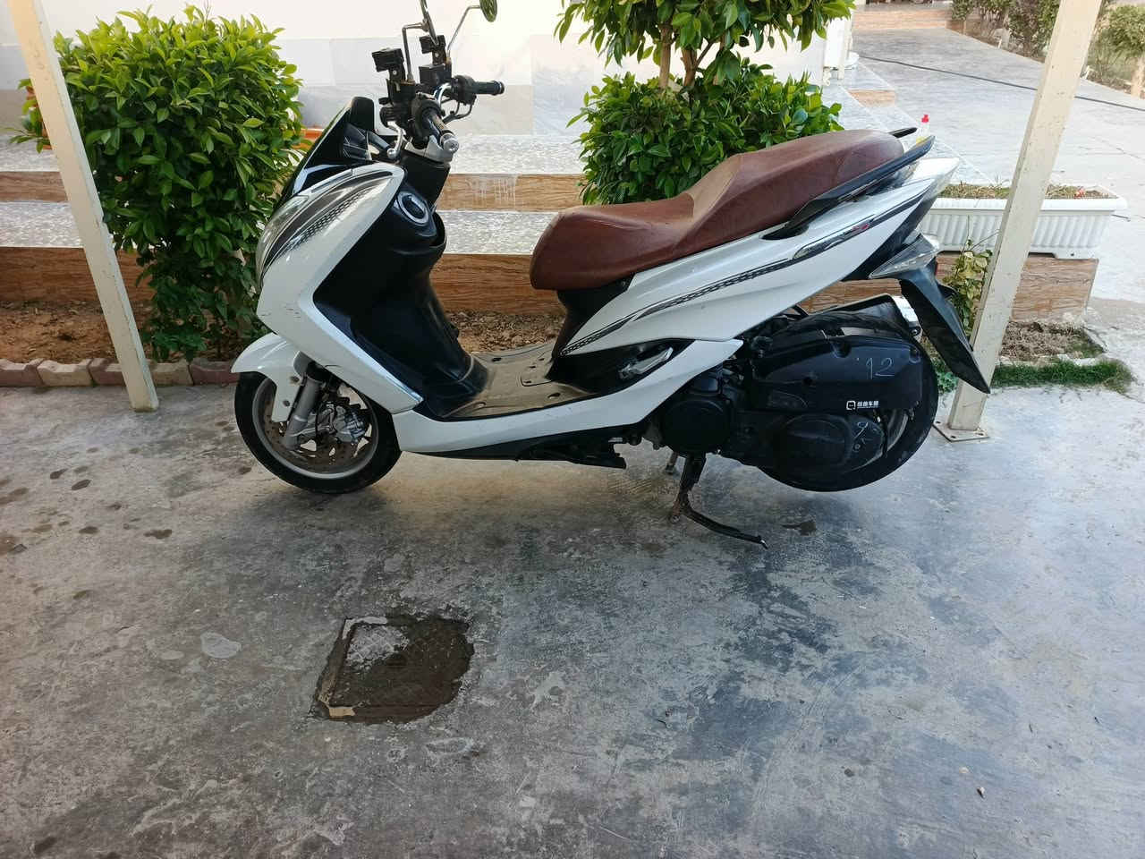 السلام عليكم و رحمة الله
ماجستا اس لون ابيض محرك 155cc 

الدراجة نظيفة من ناحية المحرك و مريحة جداً بالمشي 

كفراتها بلادية بيها شخوط و ملاحظات بسيطة 

الدراجة استعمال يومي 

 قبغاتها نفخ 
السعر المطلوب مليون. وبي مجال
للاستفسار الاتصال عالرقم ***********
