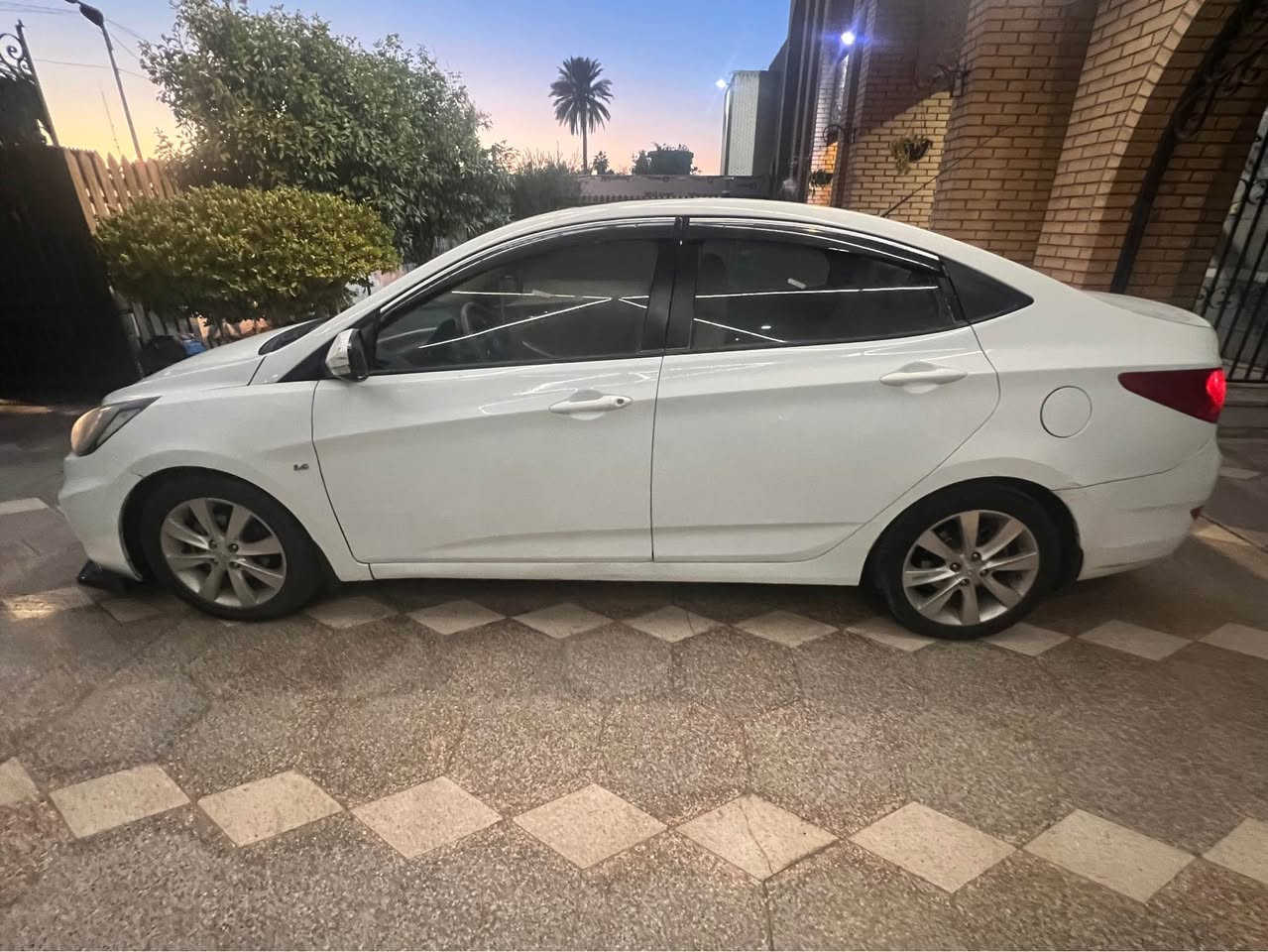 السلام عليكم 
اكسنت 2013 خليجي رقم بغداد انكليزي بأسمي 
محرك 1600 دبل قطره مكفول كير مكفول 
صدر جديد تايرات جدد 
تبريد شغال كهربائيات كلها شغاله وجاهزه من كلشي
 
قطعتين صبغ باب العبري والبنيد  فقط مكفوله من الحادث والدواخل كلها سليمه 
السياره بلو 
فتحه 
تحكم استيرن 
اشاير مري وتحكم مري 
4 دسك 
5 تچاوي 
5 ويل كب 
ارضيه مغلفه جلد 
ماشيه 124k

مكان منصور 
سعر 105 
*********** 
سياره ميحتاجلها صرف كلها جاهزه من كل النواحي 
شراي اتصل وحاضر بيها مجال شي بسيط بغداد, العراق
