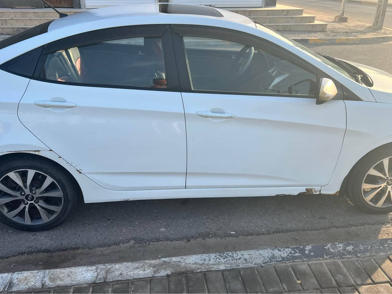 هونداي اكسنت خليجي موديل 2016  حجم المكينة 1600 السيارة بأسمي شرط التحويل ثاني يوم دواخل السيارة جدا نظيفة فتحة سقف  شاشة كاميرا HD وحساسات خلفية اطارات والحدادية جيدة بيها صبغ بالجاملغ الخلفي جهة السائق وصبغ مدكر امامي ايمن مع صبغ الدوسة المكينة والكير بحالة جيدة عداد المسافة 135000 حقيقي استخدام شخصي السعر المطلوب 87 ورقة 
*********** البصرة, العراق
