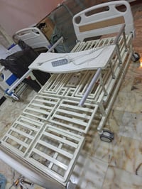 للبيع سريرطبي كهربائي ريمونت كونترول ٦ حركات مع فتحه وسطية تواليت مع ط...