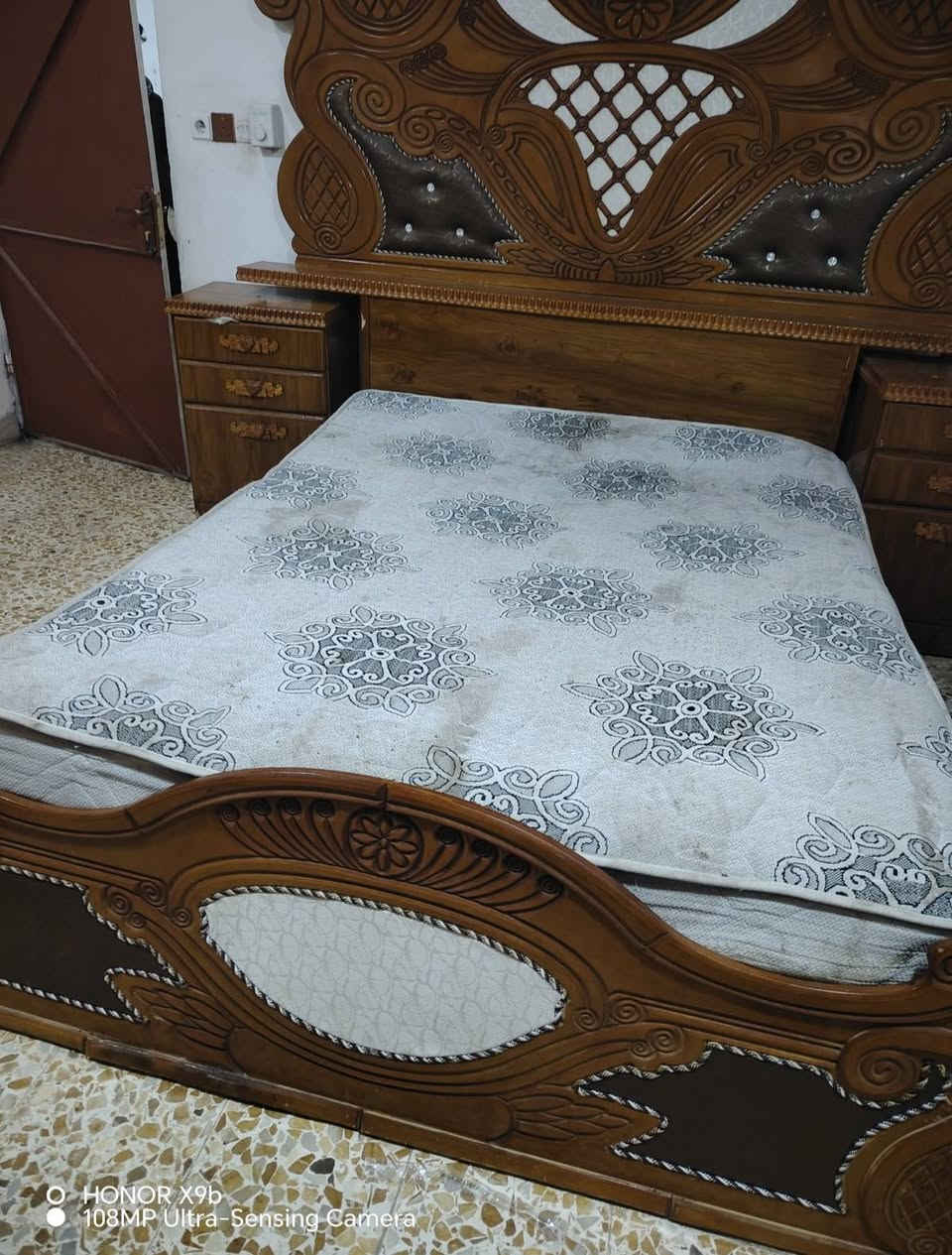 غرفه للبيع السعر 650 بيها مجال قليل التوصل وتساب ***********
