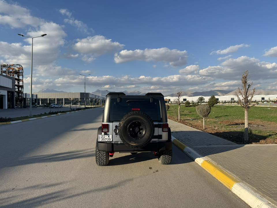 سلام عليكم 
جيب رانكلر 2018 sport
قطعتين و نص صبغ 
4*4
شاشة كبيرة 
ماشية 89 الف مايل
١٦٠ و بي مجال 
***********
