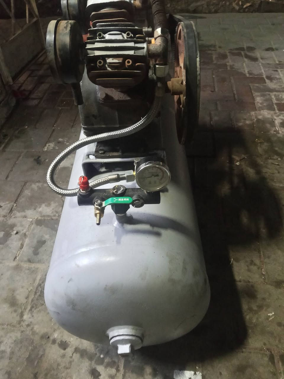 السلام عليكم
كمبريسر للبيع 
الحجم 100او 120ماعرف بالضبط 
قديم مو صيني 
السعر 250وبي مجال 
بغداد مدينه الصدر 
***********
