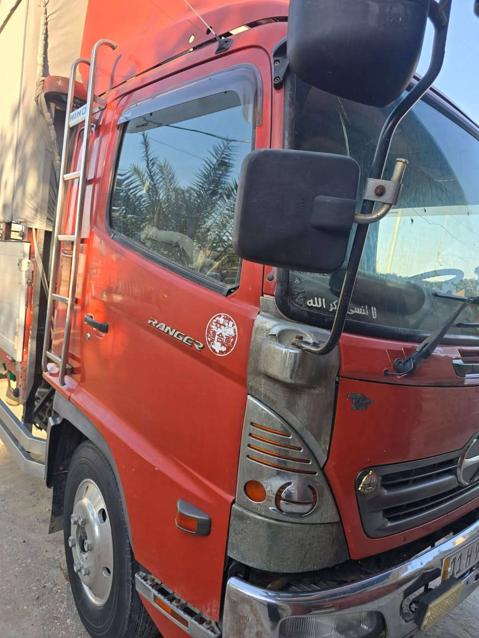 السلام عليكم  هينو حمل للبيع  الطول 6 وربع مكينه 80 عادي تبريد حداديه ويل 19 رقم دولي السياره جاهزة مامتعوبه السياره مامشتغله بكراج  شاصي مگفول  العنوان ناصريه بطحاء للاستفسار الاتصال ***********
