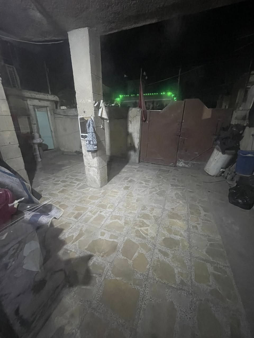 بيت ١٢٠ متر ركن بالخمستالاف بشارع دكتور جعفر الابراهيمي ومطعم السواعد  ثالث بيت بالشارع مقابيل الحسينية طابق ونص 
يحتوي على طرمه استقبال جبيره حولي جبير ومطبخ وغرفة نوم وبي غرفه فوك نفس الجوه 
للبيع 
***********
