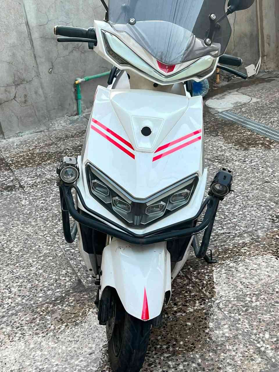 بلبيع دراجة كهربائية نوع S18 لون أبيض، شكل رياضي
ومميزة جدًا.
الدراجة نظيفة وتشتغل زين، بيها دبل دسك أمامي وخلفي، كشافات إضافية قوية, حماية أمامية وجانبية، جام خلفي لحمل الأغراض، تمشي 80 كيلو متر سرعتها ٧٥ حقيقي باتريات ٦مسطره 

السعر ٨٥٠ 
رقم الهاتف:***********
