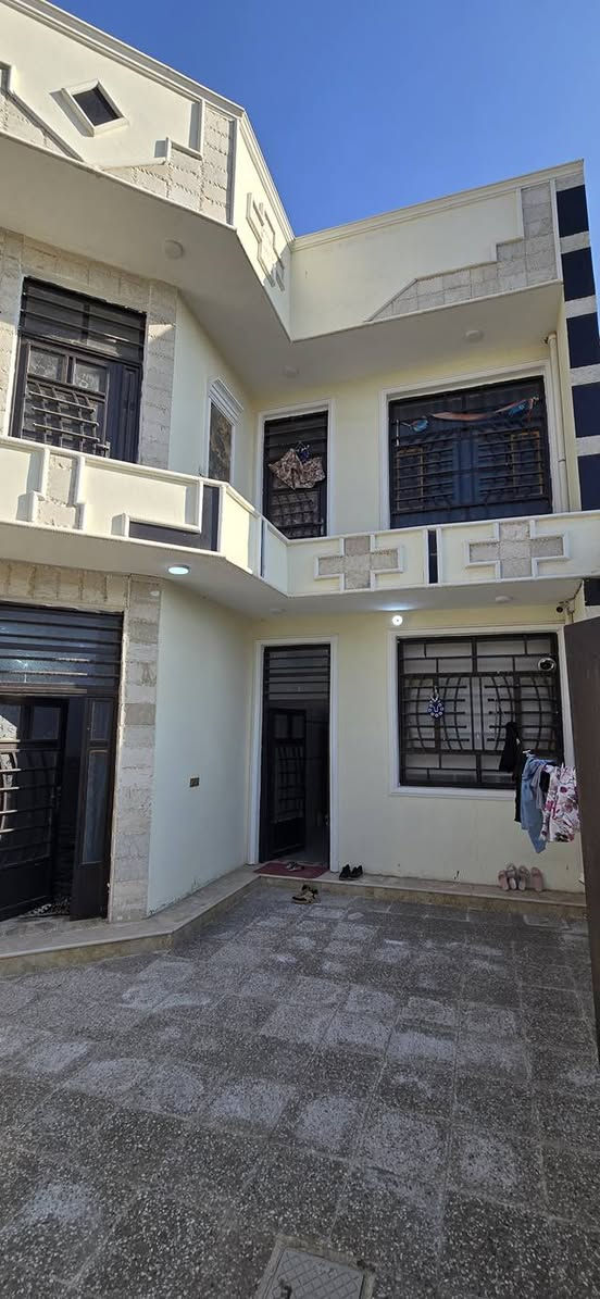 السلام عليكم بيت مساحه ٢٠٠ وره البنزين خانه على شارع ٨٠ مال كربله خامس فرع بفرع المختار  سند ٢٥ اربع غرف نوم بناء ٢٠٢٤ السعر (١٧٥) او مجاله قليل الاستفسار اكثر (***********)
