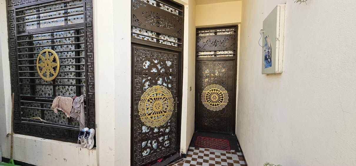 السلام عليكم بيت البيع مساحه ميه طابقين العنوان ديوانيه تقيه ثالثه كبال بانزين نخانه عبدالمير عبيس  الاستفسار على هذا رقم ***********
