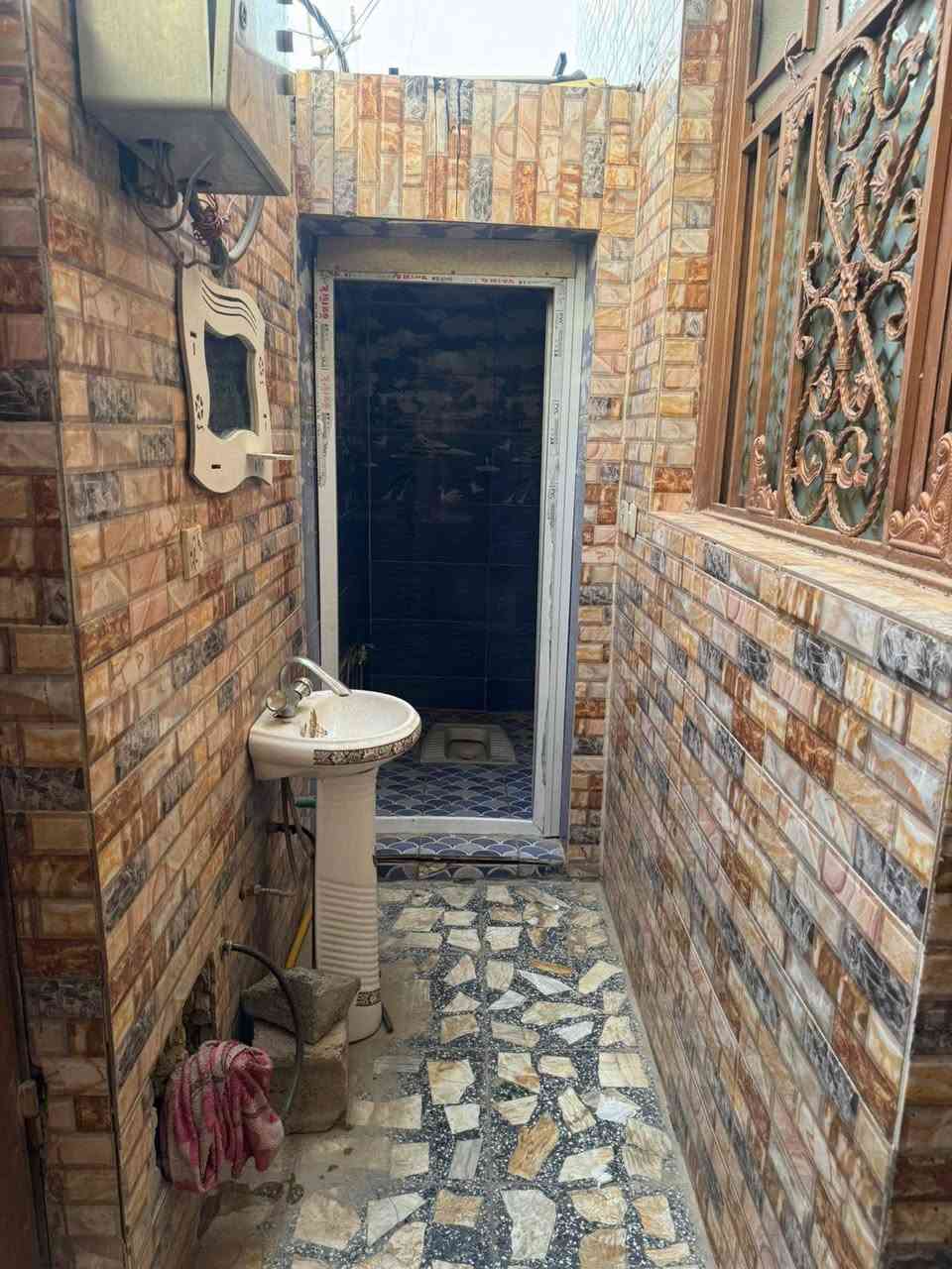 بيت 75 ماتور مربع الواجهه 10 والنزال سبعه ونص البيت عالي عن الشارع ارتفاعه من جوه 340 صافي بظهر شارع 20 شارع الطاقه فرع مال مولده البيت بناء حديث غرفتي النوم فوق هيكل ما كاملات وغرفه جوه وصاله واستقبال رقم الهاتف ***********تصل
