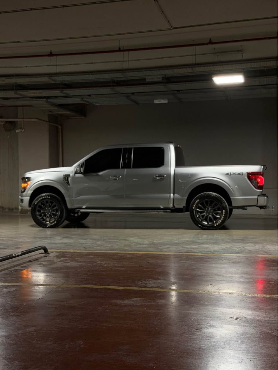 فورد اف-150 موديل Ford F-150 2024 V6 ) 2024)
المواصفات: السيار محولة بالكامل إلى Lariat (بدون بانوراما)، جير أرضي،
عداد : ١٠ الف مایل 
بحالة ممتازة جداً وجاهزة للاستخدام بدون أي مصاريف.
أ المواصفات المحرك والأداء:
• نوع المحرك:V6 3.5 twin power turbo
* ﻿﻿القوة الحصانية: 400 حصان (عند 6000 دورة في الدقيقة).
*کتاب : النافزە اسود ٪٨٠ 
*کامل کل شئ جمیل لکمالیات 
* ﻿﻿العزم (678 :(Torque رطل-قدم (عند 4250 دورة في الدقيقة).
* ﻿﻿الإطارات: مجهزة بطقم ويل وإطارات مميزة وجميلة جداً.�الشاشات والمقصورة الداخلية:
* ﻿﻿الشاشة المركزية: شاشة كبيرة مقاس 12 إنش تدعم نظام SYNC 4.
* ﻿﻿شاشة العدادات: شاشة رقمية (ديجيتال) مقاس 12 إنش.
* ﻿﻿الكونسول الوسطي: الجير قابل للطي للأسفل ليتوفر لديك طاولة مسطحة ومريحة لتناول الطعام أو العمل على اللابتوب.
) أنظمة الأمان ومساعدة السائق:
* ﻿﻿الحساسات: حساسات أمامية وخلفية.
* ﻿﻿الكاميرا: كاميرا خلفية (مع ميزة كاميرات 360 درجة).
* ﻿﻿نظام BLIS: نظام مراقبة النقطة العمياء على المرايا الجانبية (يدعم�مراقبة المقطورة الخلفية في حال سحبها).
* ﻿﻿نظام Autobrake: نظام الفرملة التلقائية في حالات الطوارئ (-Pre
رقم تلفون : ***********
(Collision Assist
* حالة الهيكل والسيارة:
* ﻿﻿الصبغ:بدون صبخ و بارد و بدون قطعه تغير 
• السعر: 365ورقة (36.500دولار) مع مجال قليل للشاري الطيب.
• المكان: السليمانية السليمانية, العراق
