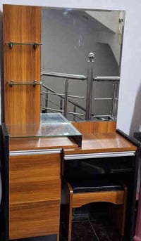 للبيع ميز طعام خشب ٦ كراسي وميزتواليت خشب نظيفات الاتصال على الرقم ٠٧٩...