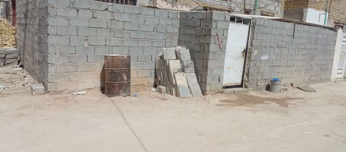 بيت للبيع ٧٠متر ركن على ٣ افرع عنوان شارع الصب مقابل شارع السبيس خلف مدارس در النجف مسافة كيلو عن الشارع طابو زراعي سند ٢٥ مشمول بالتطويب مرقم  للاستفسار الاتصال على ***********
