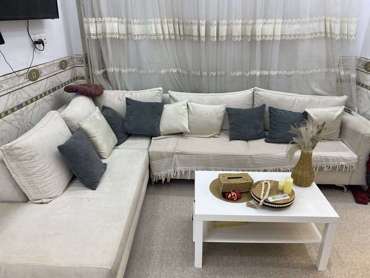 للبيع كورنر مع كوشات عدد٨ مع طبلة وسطيه مع زوليه 850 الف وبيه مجال للشراي ***********
