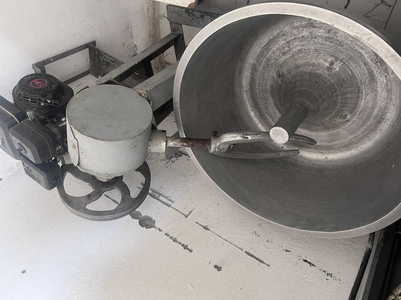 السلام عليكم متوفر فرن طبقي تلث خانات  مع كامل معداته من خماره وتزكا وعجانه ام الجيس مع  عربانه  وياهن 32طاولي  مكاني كوت ***********
