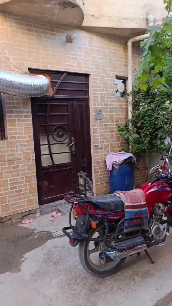 🏠 بيت للبيع في كربلاء المقدسة 🏠
فرصة مميزة لامتلاك بيت مستقل بموقع مخدوم وقريب من الشارع العام!
📍 الموقع:
كربلاء المقدسة - شارع أبو طالب.
المعلم القريب: قرب فرع مخبز العائلة.
البعد عن الشارع العام: 90 متر فقط (موقع هادئ وقريب من الخدمات في آن واحد).
📐 المساحة والتفاصيل:
المساحة الإجمالية: 50 متر مربع.
عدد الطوابق: طابق واحد.
🧱 التصميم الداخلي:
غرفة نوم: بمساحة (5 × 4) متر.
صالة (هول): بمساحة (4 × 4) متر.
مطبخ: بمساحة (3 × 2) متر.
المرافق: صحيات منفردة + منور لتهوية إضافية وإضاءة طبيعية.
📞 للاستفسار والتواصل:
للمزيد من المعلومات أو لتنسيق موعد للمعاينة، يرجى الاتصال مباشرة على الرقم:
📱 ***********
