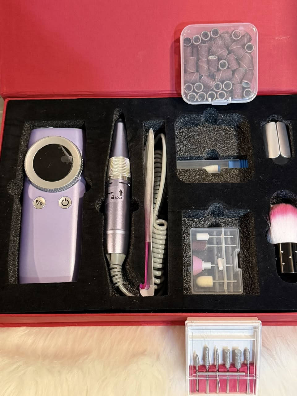 مبرد أظافر كهربائيHipsignal يُستخدم للعناية بالأظافر والباديكير. 
إليك أبرز مواصفاته ومميزاته:
الوظائف: يُستخدم لبرد، تشكيل، صقل الأظافر، وإزالة طلاء الجل أو الأظافر الأكريليك. 
الملحقات: يأتي مع مجموعة متنوعة من رؤوس الحفر (Bits) بأشكال وأحجام مختلفة، بالإضافة إلى أسطوانات صنفرة. 
التحكم: يتميز بإمكانية التحكم في اتجاه الدوران (أمامي/خلفي) والسرعة لتناسب اليد اليمنى أو اليسرى. 
التصميم: جهاز محمول، عادة ما يكون مزوداً ببطارية قابلة لإعادة الشحن للاستخدام اللاسلكي.


**إذا كنت صاحب هذا الإعلان وتريد حذفه لأي سبب، رجاءا أرسل رسالة إلى الدعم الفني**