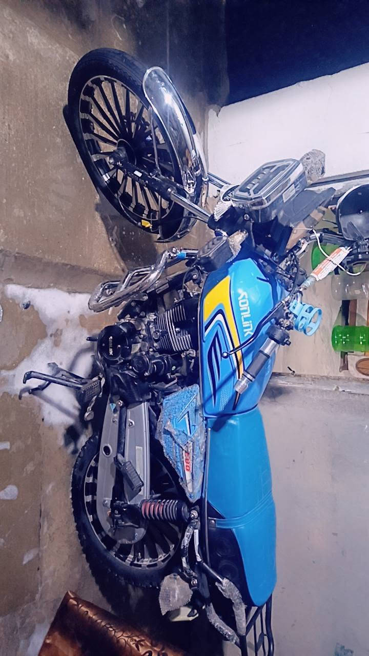السلام عليكم دراجة سولنك موديل 25 محرك 200cc الدراجة بحالة الشركة صارله شهر ونص من نزلته زيرو تايرات جدد الدراجة بصمة وتشغيل عن بعد أوراق اصولي  وبيه منفيس الدرع ألبيه اذا تشتري وياه ابيعه ب20 السعر 900 وبيه مجال للتواصل *********** واتساب
