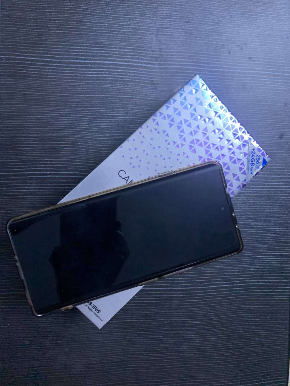 سلام عليكم ورحمة الله وبركاتة
تكنو كامون 40 5g pro للبيع
المواصفات: 
الشاشة: AMOLED قياس 6.78 إنج
دقة +FHD
معدل تحديث 144Hz
المعالج: MediaTek Dimensity 7300 Ultimate
يدعم شبكات 5G
الذاكرة: 256/12
الكاميرا الخلفية: 50MP مع مثبت بصري OIS + 8MP واسعة
الكاميرا الأمامية: 50MP
البطارية: 5200mAh
شحن سريع 45W
سماعات ستيريو مع Dolby Atmos
بصمة مدمجة داخل الشاشة وبصمة وجه 
يدعم NFC
مقاوم للماء والغبار بمعيار IP68/IP69
النظام محدث اخر اصدار 16 Android 
RAM 12+12 
لون اسود لامع 
اغراضه وياه كامله مع شاحنه وكفر والصندوق مالته 
والكارت الضمان بعده موجود اخذته بشهر 1 يوم 9 
الجهاز ما بيه شخط تفحصه بذمة وضمير وتاخذه 
السعر 350 الف وبيه مجال للتفاوض ولحد يكلي سعرك عالي لان الجهاز اذا تاخذه جديد بالكارتون سعره 410 الف 
العنوان جانب الايمن منطقة الشفاء قرب مستشفئ الجمهوري 
رقم الاتصال ***********
