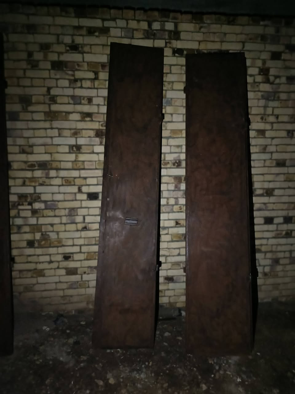 السلام عليكم متاح باب محل العرض 3م والارتفاع 3م يجي 5  قطع نظيف كلش يعني نظافتة ٩٠  الجرجوبة جنل الوسط سعرة قفل ٢٥٠ ألف صوره ما واضحه لأن ليل شراي يتصل *********** مكاني المجر
