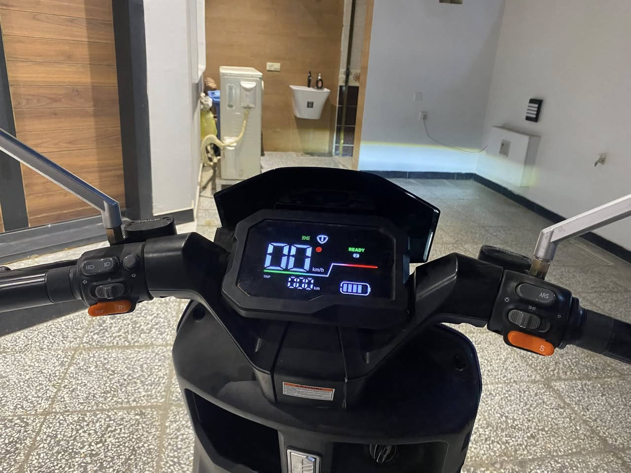 دراجة شحن ريان 25فول مواصفات
لايت لد 

3 نمر 

اوتو بارك

مثبت سرعة

نضام الاعطال يطلع بشاشة

ست بطاريات

وياها بصمتين

تمشي بلشحنة من75كيلو الى80

 بغداد*********** 

السعر 950

بيهة شخط وفطر بلحامة اليسرة بس
