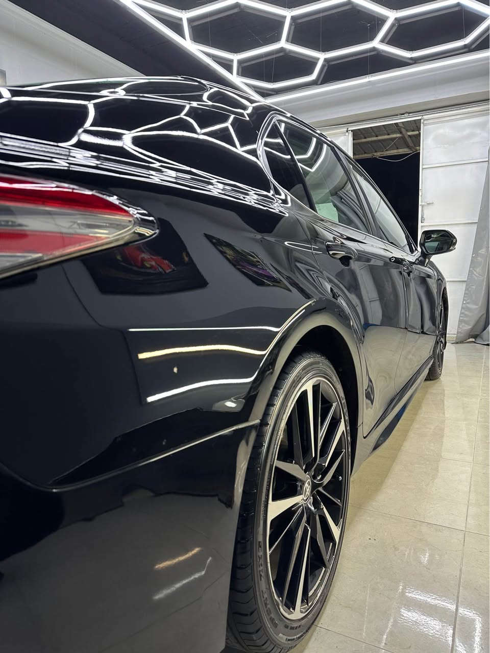 TOYOTA CAMRY 2020 XSE – 1/1
‎تۆیۆتا کامری ٢٠٢٠ (XSE) فوول مواسەفات ئەمریکی
٤ بستؤن
‎سەیارەیەکی زۆر جوان و پاکە، ڕەنگی ڕەشی قەتران، نموونەیەک لە هەیکەل و جوانی.

‎مواسەفات (XSE – Full Option):
‎• پانۆراما
‎• سیستەمی ڕاداری 360 پلە (پێش، پشت و تەنیشتەکان)
‎• ڕاداری خەتی جادە
‎• کوشن جلد
‎• کوشن گەرم
‎• 4 جۆر کوشن کارەبایی
‎•چوار ساڵنسای بیلادی
‎•مؤبايل چارج
• Auto Hold(ئۆتۆ هۆڵد)
‎•بەسمە
‎• برێکی بەسمە
‎•3 جۆر مۆدی لێخووڕین(ECO, SPORT, NORMAL)
‎• 3 جۆر گێڕ (ئۆتۆماتیک، عادی، گێڕ لە سووکان)
‎• شاشەی گەورە
‎• کامێرا و حاسە
‎• تەحدید سورعە
‎• تەحەکوماتی سەر سووکان
‎• چوار دەرگا بەسمە
‎• لایتی پێشەوە LED، عەدەسە، زینۆن، بلاجیکتۆر
‎• لایتی پشتەوە LED 
‎• زۆر مواسەفاتی تر

‎• کامل سێرڤس کراوە
‎• 4 تایەی تازەی لە ژێرە
‎بۆیاخ: تەنها ١ پارچە بئ دةعم (چەملغی دوای سایەق)
ناو سنوقى نەگرتوه
‎• پێشی کەپسە و ئێرباگ نەتەقیوە
‎• کامل بیلادیە

‎گێڕ و مەکینە نەکراوەتەوە بە شەرت
‎گێڕ و مەکینە و تەبرید و کارەبایات بە شەرت

‎ڕەقەم و سەنەوی تازەیە
‎تحویل و غرامە بە شەرت
‎ژمارەی پەیوەندی:
***********
***********
نرخ ١٩٤وەرەقە Singapore
