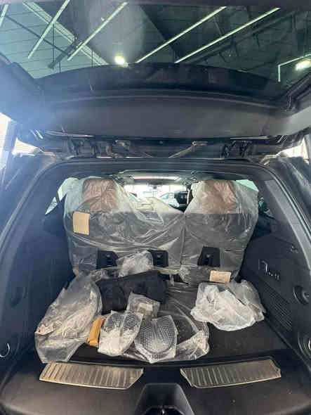 ⸻

🚗 للبيع: شفروليه تاهو خليجي – Black Edition Special
📅 الموديل: 2022
💎 الفئة: برايمر – Black Edition
🎨 اللون: أسود / جنوط سوداء
🛣️ العداد: 71,000 كم
⚙️ الدفع رباعي 4*4—
رقم السيارة مميز
⸻

✨ مواصفات السيارة المميزة:
 • سياقة ذكية
 • حساسات محيطية أمامية وخلفية
 • تبريد وتدفئة للكشنات الأمامية
 • تدفئة للكشنات الخلفية
 • تدفئة للستيرنغ (عجلة القيادة)
 • كشن كهربائي كامل
 • نظام جكات هواء (تصحيح ارتفاع تلقائي)
 • شحن لاسلكي للجوال
 • ثلاجة وسطية
 • نظام تحذير لسائق
 • إطفاء ذاتي (Auto Stop)
 • شاشات خلفية
 • مكيف خلفي مستقل
 • تشغيل بصمة + تشغيل عن بعد
 • دخول ذكي
 • إضاءة LED
 • كاميرا خلفية
 • ويل كاب Black Edition
 • الداخلية وكالة ومحافظة بالنايلون
 • الشنطة كهربائية
 • كامل وسائل الأمان (ABS – مانع الانزلاق)

⸻

🛠️ الصيانة:
✔ التزام كامل بصيانة الوكالة
✔ سجل صيانة منتظم

⸻

📝 الحالة:
✔ نظافة صالة
✔ خالي من الحوادث والرش على الفحص

⸻

📞 للتواصل:***********
