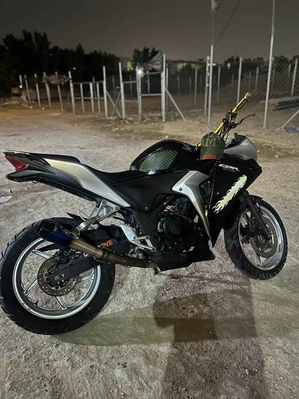 بطح هونده CBR مكينه 250للبيع أو مراوس دراجه شغاله وابيع كوم حديد  دراجه مكينه أكفلك ياهه عله شده شركه بس مجفته مره وحده وعله إيدي تجفيت مضبوط عوزه بس ترتيب صفاحيات و دشبول تعبانات و الزنجيل راخي يجلب بل مشي بس ظبطه دراجه رايدهه 800 مكاني بغداد رئاسه مال عبيدي رقمي ***********رصيد وهاذ بي وتساب ***********
