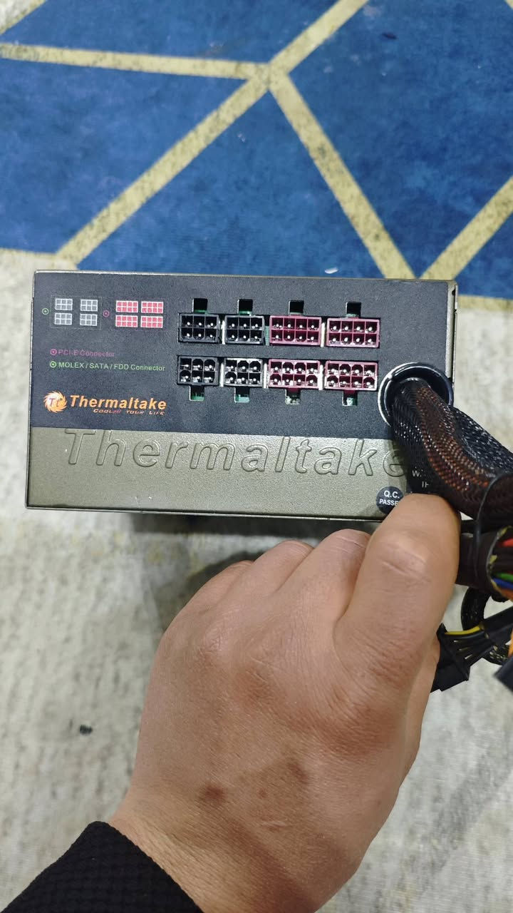 سلام عليكم مزود طاقه (باور سبلاي)السعر ٤٠ الف للعلم الجهاز كله نحاس مكاني كربلاء توصيل
هذا المنتج هو مزود طاقة (Power Supply) للكمبيوتر من نوع Thermaltake Toughpower XT. 
القدرة الكهربائية: متوفر بقدرات مختلفة مثل 775 واط أو 875 واط اعتمادًا على الطراز الدقيق. 
التبريد: يحتوي على مروحة تبريد مقاس 140 ملم لتوفير تدفق هواء هادئ وفعال. 
التصميم: يتميز بتصميم معياري (Modular) لإدارة الكابلات بشكل أفضل داخل كيس الكمبيوتر. 
الحماية: يوفر حماية متعددة مثل الحماية من الجهد الزائد، والتيار الزائد، والدارات القصيرة لضمان سلامة المكونات.


**إذا كنت صاحب هذا الإعلان وتريد حذفه لأي سبب، رجاءا أرسل رسالة إلى الدعم الفني**