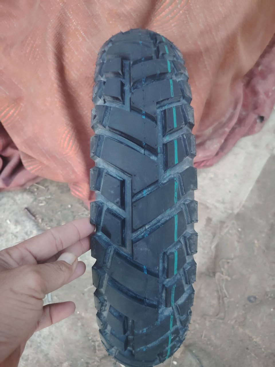 السلام عليكم تاير ستوتة امامي جوبلس اصلي تايلندي استعمال قليل ***********
