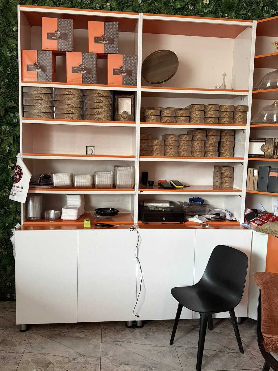 السلام عليكم فاترينات عدد 9 مع اماكن للتخزين الحالة جيده جدا عدد 6 نزال 40 عرض 100 ارتفاع 265  عدد 3 نزال 40 ارتفاع 230 عرض 83 مع عارضه ثقيله الحالة جيده  عرضها 195
نزالها 68
ثلاث طوابق
السعر مليون و 250 ابيعهن شلعة وحده


**إذا كنت صاحب هذا الإعلان وتريد حذفه لأي سبب، رجاءا أرسل رسالة إلى الدعم الفني**