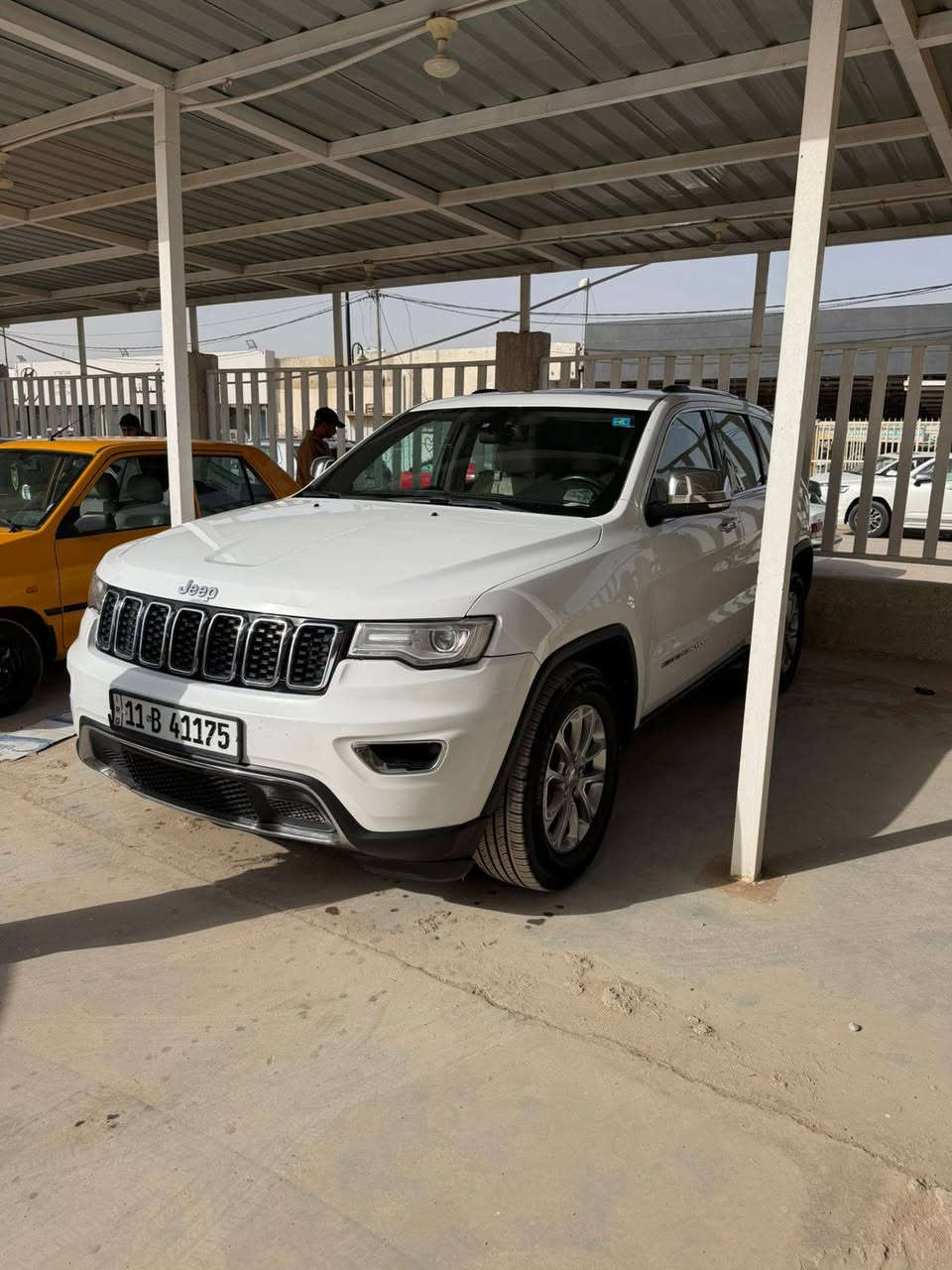 للبيع جيب موديل ١٤ خليجيه فتحه تحكم ستيرن داخل بيجي تخم تاير حداديه امامي وخلفي تبريد كله جديد رقم بغداد مشروع وطني باسمي بيه فقط رش جاملغ امامي وشبر بلباب الخلفي جوه تريشه صفحت اليمنه  مكان سياره كوت مركز المدينه للستفسار *********** السعر ٢١٠ وبيها مجال حك الجيه
