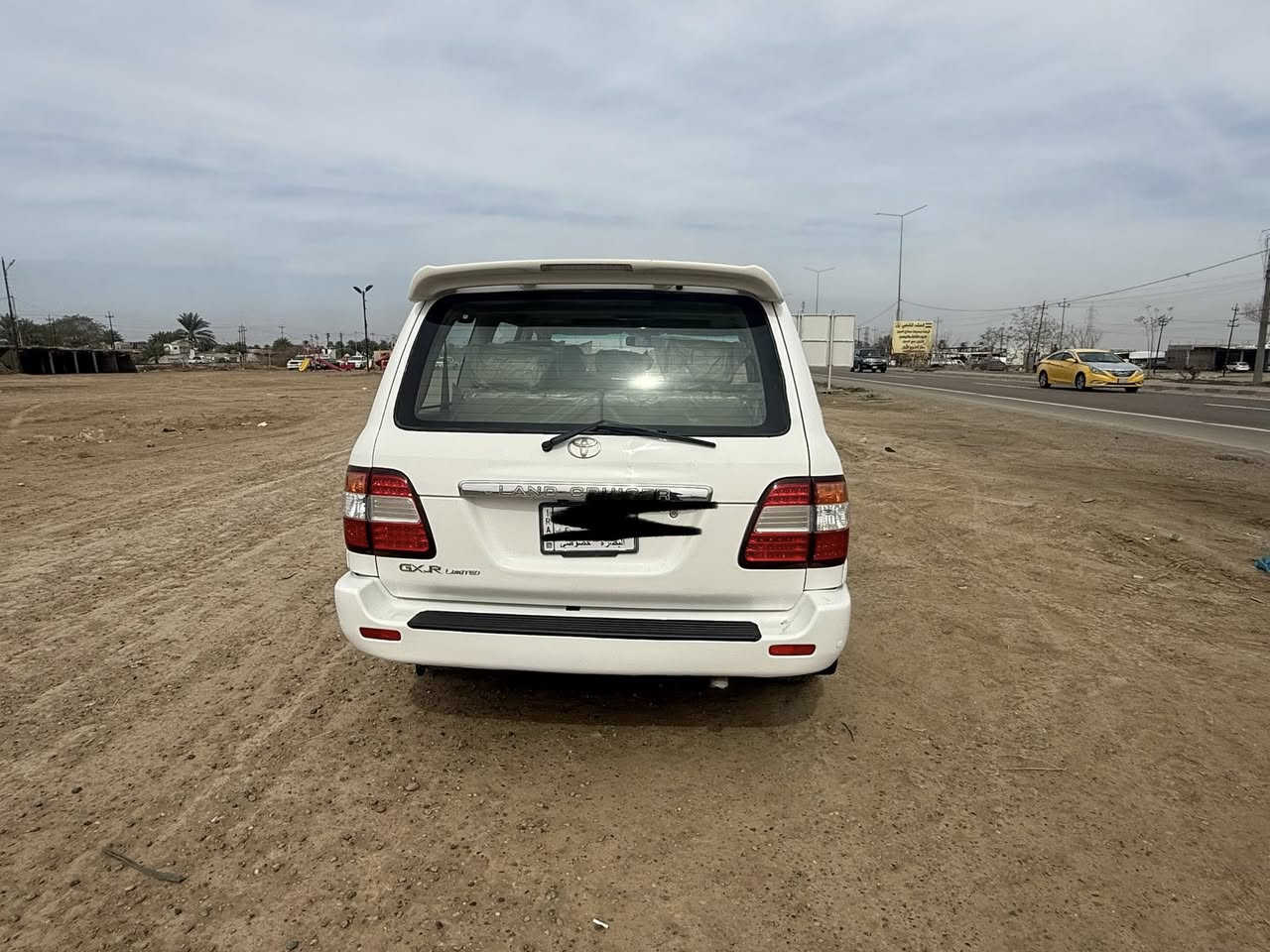 سلام عليكم للبيع اومرواس 
 تيوتا لانكروز 2007 فول مواصفات 1/1 خليجي الكويتي
مكفوله كفاله من الضربه والصبغ والتبديل بس دعاميات صبغ  
ماشيه 99 حقيقي 
 سياره جديدا معنى الكلمه  
داخل عسلي صاج  
ثلاجه داخليه 
7راكب 
فتحه سقف 
3قطع تبريد ثلج
شاشه كامره
 زراكات لايت 
رقم بصره مشروع وطني 
جاهزه مكينه وكير وحداديه وتخم تاير اي نقص مابيه 
دبل تانكي
  عنواني صلاح الدين /الدجيل 
***********
