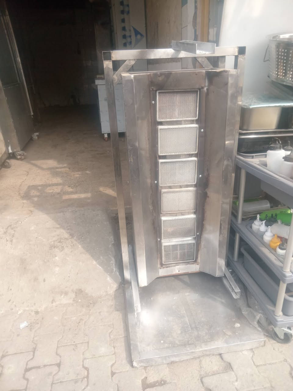 مستعدون لتجهيز المطاعم بكافه المعدات جديد ومستعمل وشراء الغراض المطاعم المستعمله اتصال او واتساب ***********
