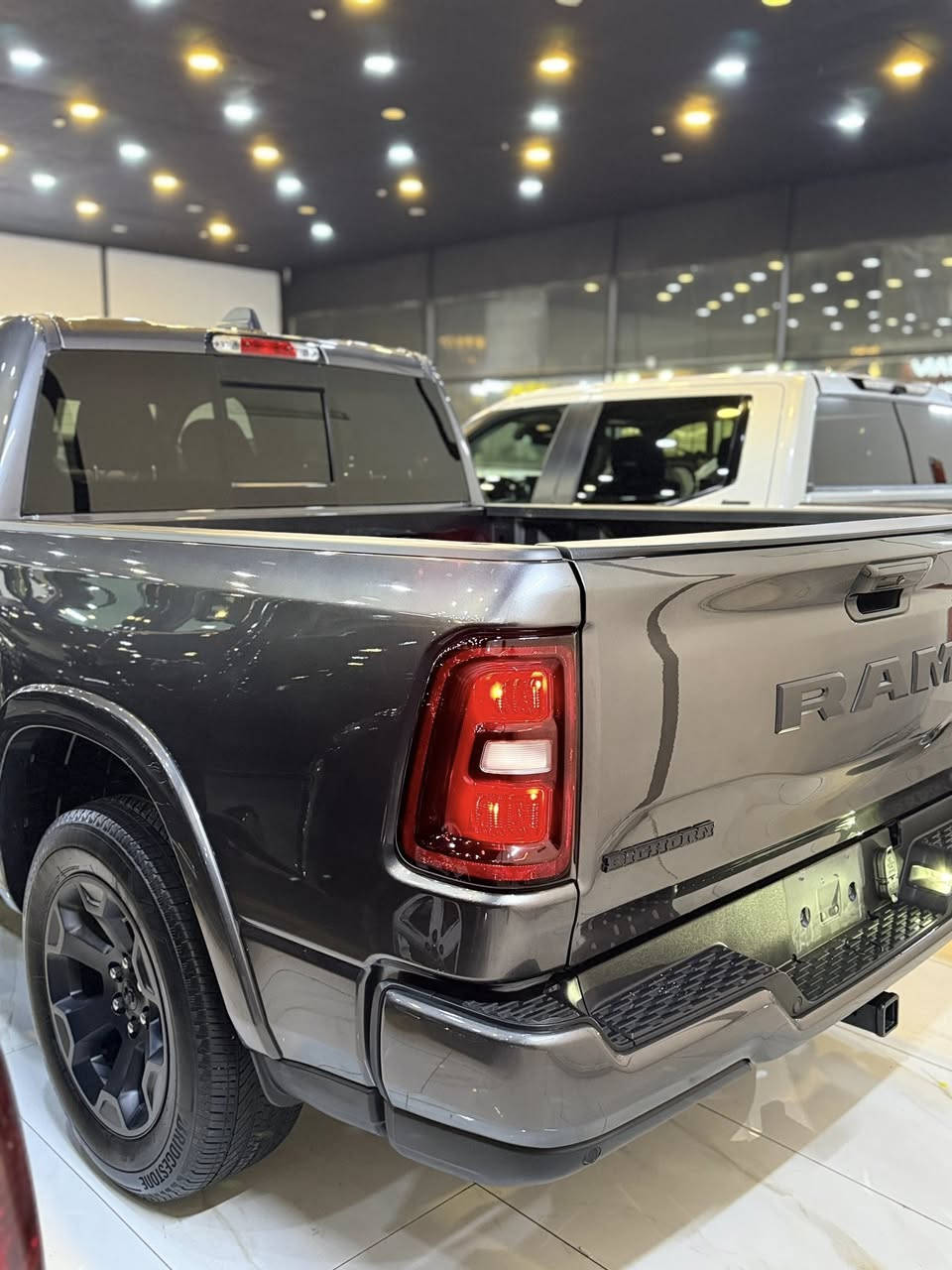 RAM 1500 BIG HORN

رام 1500 بك هورن باب طويل 

الموديل :2025  . 

العداد :   1700ميل.

المحرك : V6 3.6توربوو. 

*حادث جاملغ و باب بدون دواخل

السعر :    السيارة بسعر مناسب جدا 355 ورقة فقط. ..

المواصفات :

* دفع رباعي 4x4. 

* نقطة عمياء. 

* كاميرة خلفية.

* لوحة القیادة دیجيتال

* المصابيح الخلفية LED. 

* دخول ذكي (بصمة). 

* تشغيل عن بعد .

* شاشة تيسلا 

* نظام ملاحة نفكيشن GPS.

* حساسات امامية وخلفية.

* مكيف خلفي.

*محدد سرعة.

* ويل كروم قياس 20 انج.

* نظام اطفاء وتشغيل اوتماتيكي.

* مرايا كهربائية جانبية من الكروم قابلة للطي كهربائيا.

* الشباك الخلفي كهربائي. 

* المرايا الجانبية تدفئة. 

* باب الصندوق كهربائي.

* امكانية تعديل ارتفاع دواسات البنزين والبريك.

* هاند بريك كهربائي.

* حساسات امامية. 

* حساسات خلفية. 

* مرايا مع خاصية التعتيم الذاتي. 

0773 443 6969
واتس ئاپ
0750 835 3939
كؤرةك و واتس ئاپ
