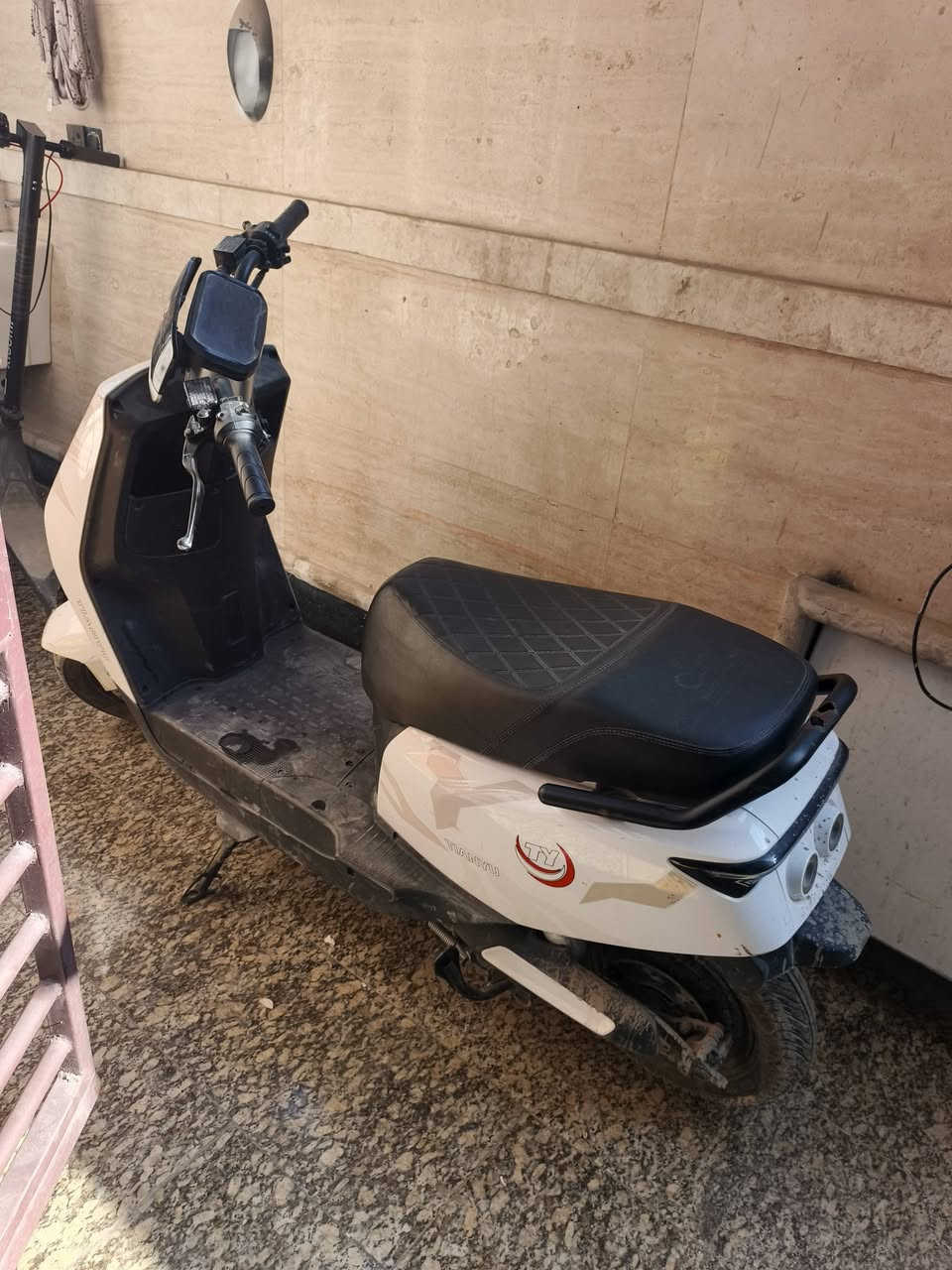 دراجه شحن للبيع
حجم الملف 1500
تمشي 70كيلو
عدد البطاريات 6
السرعه 60
وهيه السرعه الحقيقيه 80بس النمره الثالثه بيه خلل
السعر 400
لتواصل ***********
