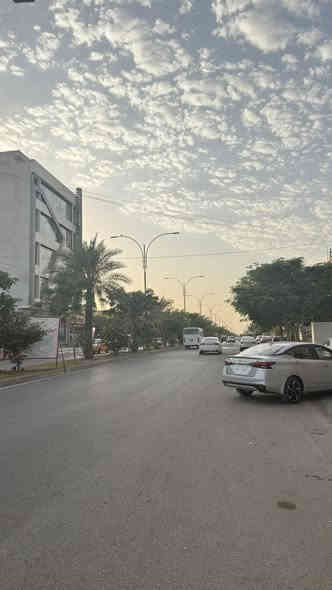 سلام عليكم للبيع بيت طابو ملك صرف ب اسم شخص واحد مو ورثه ولا ايشي شرط التحويل البيت ركن تجاري يعني صاير بصف التجاري  مساحه ٢١٤ متر البيت ٣ طوابق يحتوي على ١٥ غرفه كامل مع الاستقبال والمطبخ
عنوانه سايدين عبد الرحمان التجاري لاكن البيت عنوانه الواسطي لان هوه بل واسطي وبحزيران هاذى البيت موقعه حلو اييضاً
***********
وبيه مؤجر هم دخله ثابت ٤٥٠
