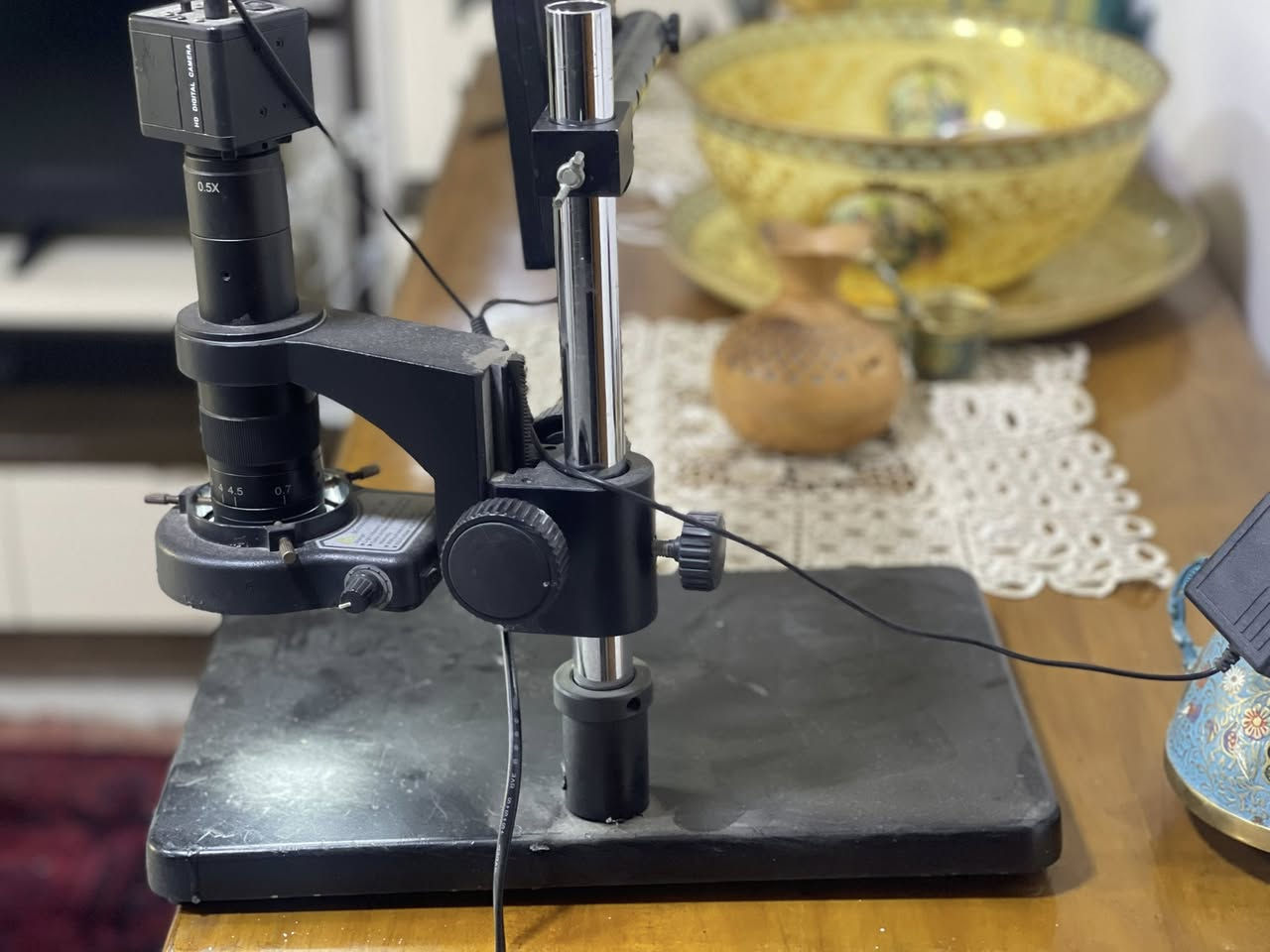 مجهر رقمي احترافي (Digital Microscope) مع شاشة وكاميرا HD - بحالة ممتازة
المواصفات الفنية (حسب الصور):
• نوع الجهاز: مجهر إلكتروني مخصص لأعمال الصيانة الدقيقة (صيانة موبايلات، بوردات، ساعات).
• نظام الإضاءة: مزود بحلقة إضاءة LED (Microscope LED Light) مع إمكانية التحكم بحدة السطوع من 0% إلى 100%.
• الكاميرا: كاميرا رقمية عالية الدقة (HD Digital Camera) مثبتة في الأعلى لنقل الصورة مباشرة.
• العدسة: عدسة تقريب (Zoom Lens) مع خيارات ضبط متعددة تبدأ من 0.7x.
• الشاشة: يأتي مع شاشة عرض LCD مدمجة مثبتة على حامل جانبي لمتابعة العمل بوضوح.
• القاعدة والحامل: قاعدة معدنية متينة وثقيلة لضمان الثبات، مع حامل (Stand) قابل للتعديل عمودياً وأفقياً للتحكم في ارتفاع وزاوية الرؤية.
• الكهرباء: يدعم فولتية واسعة من AC90V إلى 260V، مما يجعله آمناً ضد تذبذب التيار.


**إذا كنت صاحب هذا الإعلان وتريد حذفه لأي سبب، رجاءا أرسل رسالة إلى الدعم الفني**