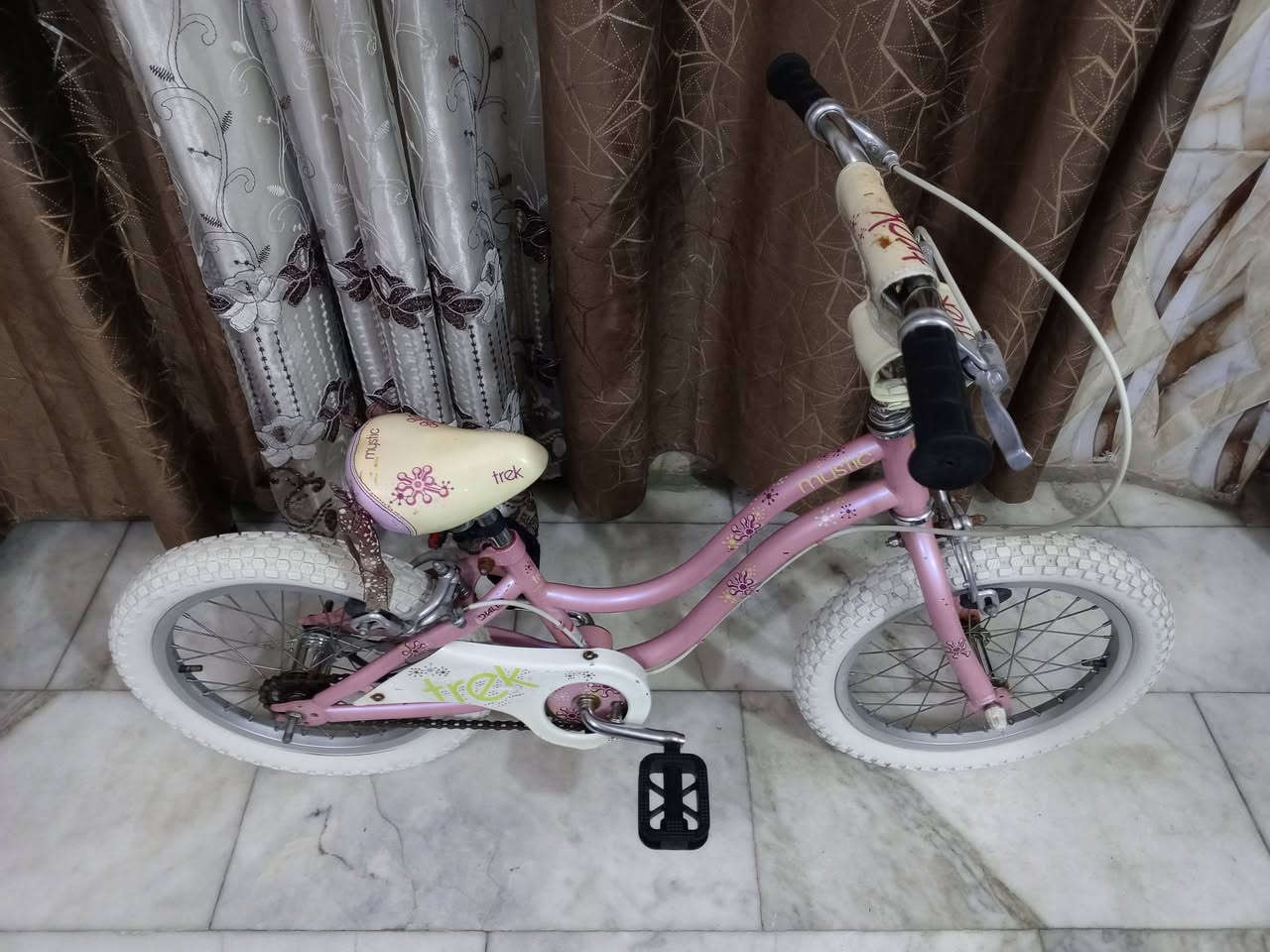 السلام عليكم
بايسكل اطفال ياباني للبيع كسر حاوية سعر 65 الف مواصفات:-
1- الون وردي🩷.
2- ماركة ترك العالمية 🩷.
3- حجم البايسكل 16 🩷.
4- تايرات لون ابيض🤍 مميز كتان اصلي🩷. 
5- بريك امامي + خلفي شغال 💯.
نوع المعدن حديد 🔗.
6- نضافة البايسكل 98%🩷.
   مكاني بغداد الشعب شارع الصحة قرب سوق الصبح رقمي للستفسار ***********. يتوفر خدمة توصيل بغداد فقط.
