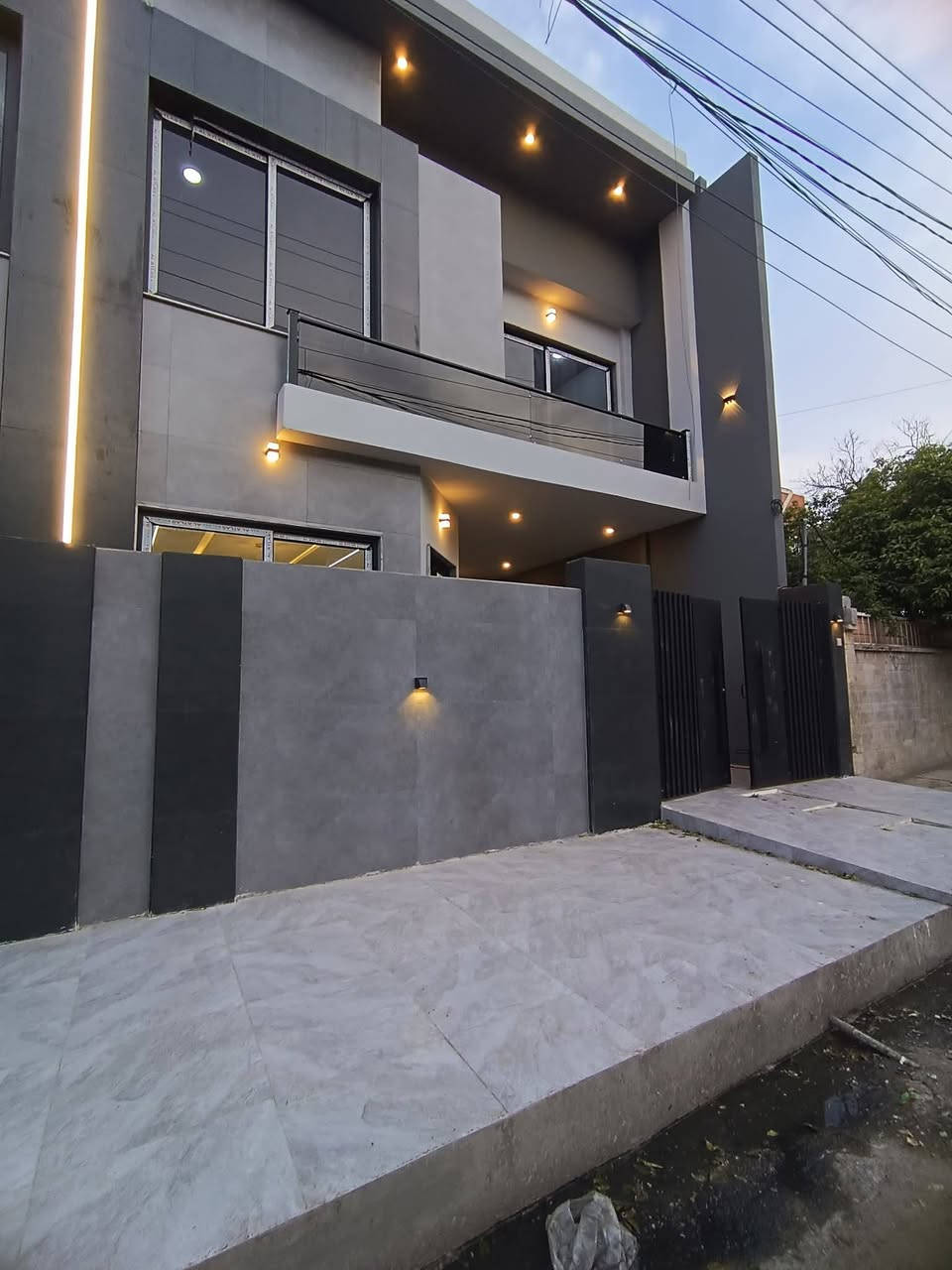 #عروض مكتب قصر الفخامة للعقارات والمقاولات
دار  للبيع للبيع 
الموقع / حي النور 
مساحة / 190 م واجهة 7.5م 
طابقين بناء حديث زيرو تسليم فوري 
ط1 غرفتين نوم وهول واستقبال ومطبخ حار وبارد وصحيات عدد 2 وكراج ونافورة داخلية 
ط2 خمس غرف نوم وهول وصحيات وبيتونه والسطح كاشي 
بناء درجه اولى / نظام سالبت ودكتات وكاميرات 
السعر  / 355 مليون 
*********** واتساب 
*********** واتساب 
عنوان المكتب حي النور سايدين دانية ماركت بعد ملعب كلاسيكو
