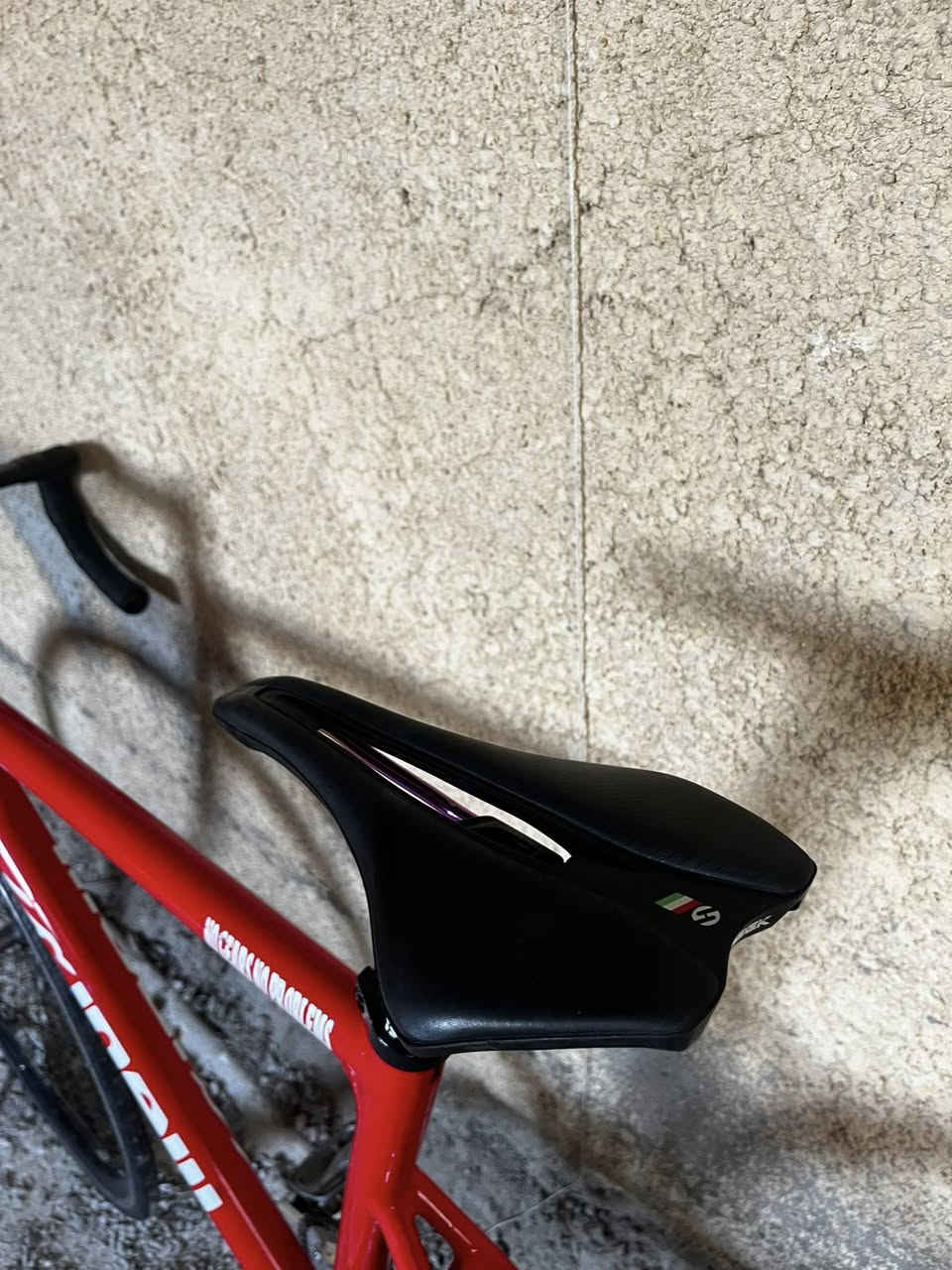 السلام عليكم فكسد بايك 

•    الحالة: نظيفة جداً.
•    الفريم: نظيف جداً، قياس L، ارتفاع 53 سم.
•    العجلات (Wheel): ميردا طبقتين.
•    الصينية: Skeace مميزة 48 سن.
•    السرج وبوري السرج: كاربون توسيك.
•    الجنزير: KMC معروف.
•    التواير: كتان.
•    السعر: 340 دينار عراقي (قابل للتفاوض).
للتواصل: واتساب على الرقم ***********
