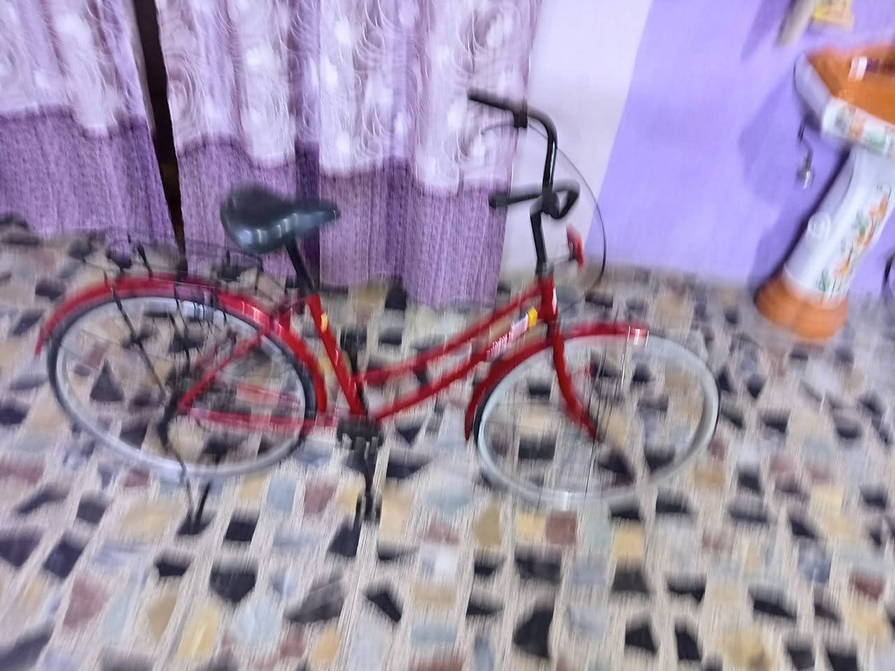 السلام عليكم بايسكل ياباني حجم ٢٦ لون احمر بريك خلفي شغال بايسكل سريع وحلو  سعره ٤٥ الف مكاني بغداد مدينه الصدر الهاتف ***********
