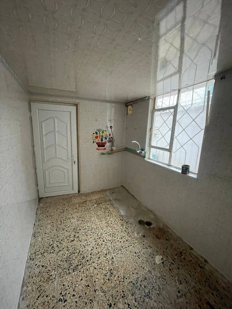 ⚜️مكتب البلديات للعقار⚜️
للأيجار للايجار 
دار سكني في حي الزهراء ( حي صدام سابقاً ) 
قرب مدرسة القعقاع 
المساحة ١٠٠م طابق واحد
غرفة نوم وهول واستقبال ومطبخ وصحيات وبيتونة وكراج
٢٥٠ الف الايجار
للإستفسار الاتصال☎️ ***********
عنوان المكتب / الموصل حي المشراق فرع مطعم طماطة2
