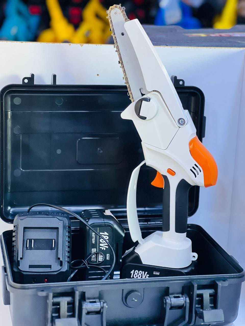 زانيارى
مشارێکی ٦ئینجی ١٥ سانتیم دووپاتری دەخەلایەو شعنکەرەوەی سوپەر چارچ و جانتای تایبەت بەخۆی لەگەڵە
معلومات
منشار جنزيري كهربائي لاسلكي صغير محمول باليد. 
لاسلكي ومحمول باليد.
يستخدم لتقطيع الأشجار وفروع الحديقة وقطع الخشب.
يعمل ببطارية قابلة لإعادة الشحن.
الجهد المشار إليه في الصورة هو 188 فولت أربيل, العراق


**إذا كنت صاحب هذا الإعلان وتريد حذفه لأي سبب، رجاءا أرسل رسالة إلى الدعم الفني**