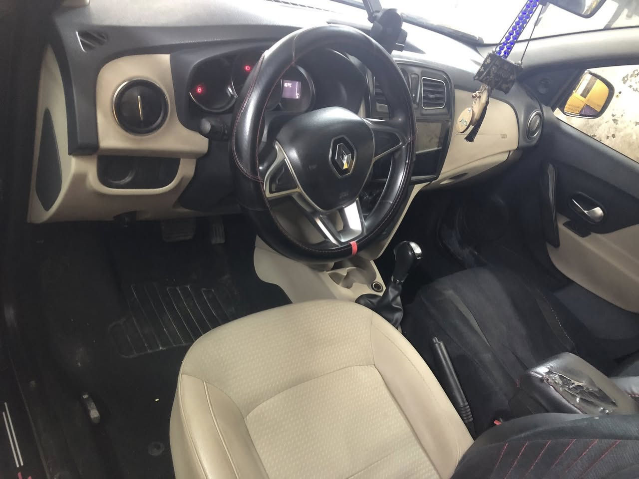 السلام عليكم
رينو سمبل 2019 ماشيه 132 كم بيه بس ضربه بالبنيد موضوح بالصور بدون دواخل محرك وكير مكفولات تبريد تدفئه شغال السعر 73 وبيه مجال 
 ***********
