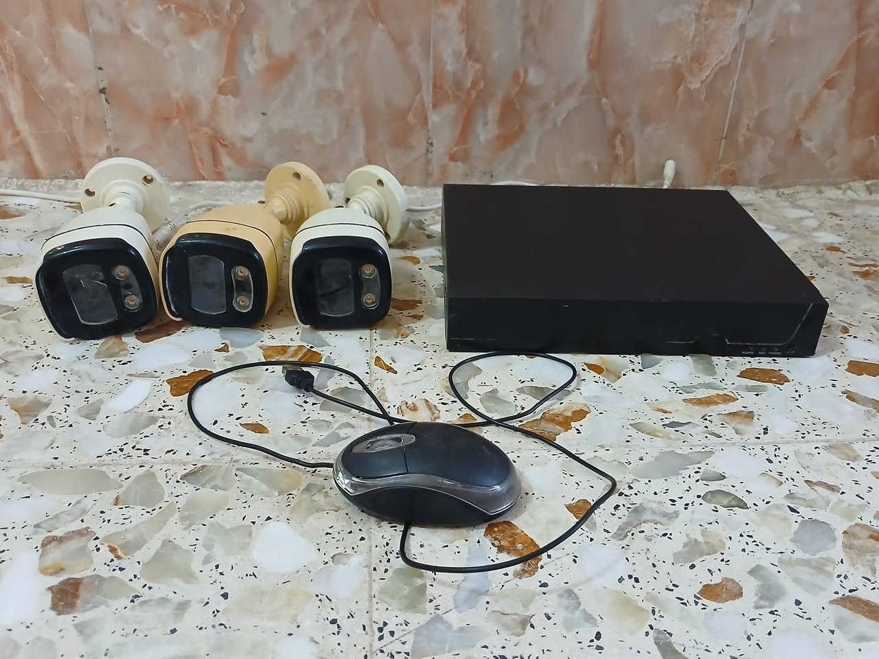 سلام  عليكم
منظومة ٣كامرات مع شاشة مع ستاند والجهاز والماوس بدون هارد تخزين ولا وايرات شلع كلهن ٨٠ الف قفل اصور ماكو انسب من هيج الشاشة شوية ازغر من ٣٢ كلهن شرط الشغل 
ملاحظة المعروض موتجاري اصلي

مكاني كربلاء الحر الصغير

لا يوجد حجز ياهو اليجي ياخذهن

***********
